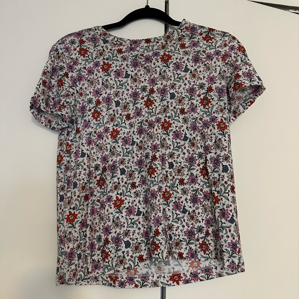 Floral tee. Size xs petite